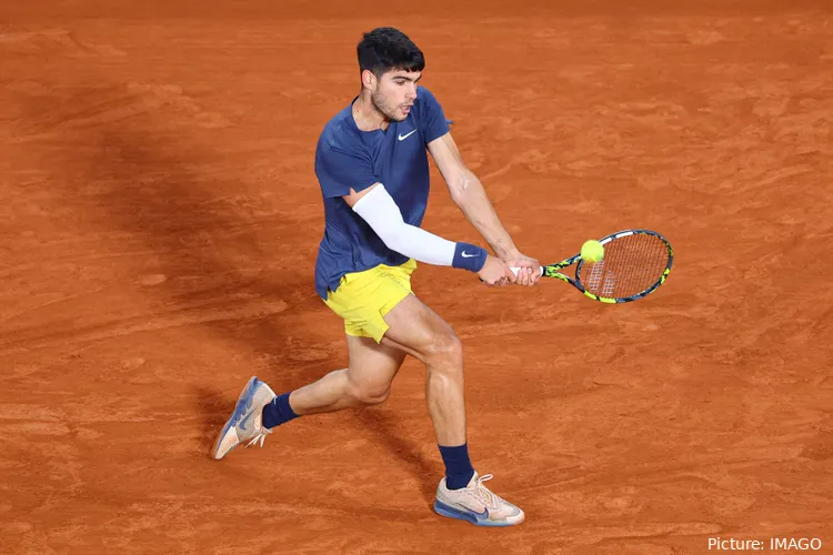 Carlos Alcaraz Easily Defeats Felix Auger-Aliassime As Stefanos ...